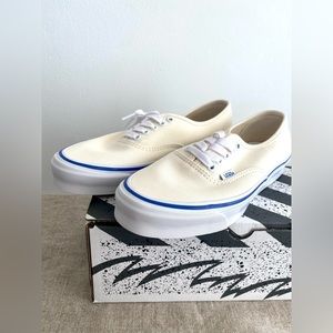 BRAND NEW Vans Vault UA OG Authentic LX
Classic White UK 6.5 US MEN 7.5WOMEN 9.0